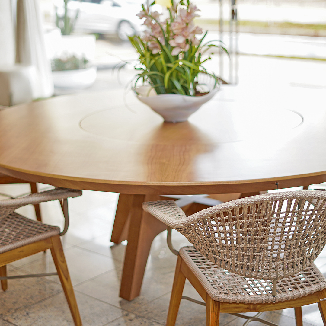 Elmiria Gomide C de Freitas  – mesa redonda para sala de jantar | Cenário Móveis - A loja mais completa em móveis finos e de luxo em Goiânia e Brasília